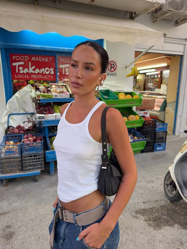 FOTO Sve nosi bez grudnjaka! Australka Eliza je cijela prirodna, kaže da voli slobodu