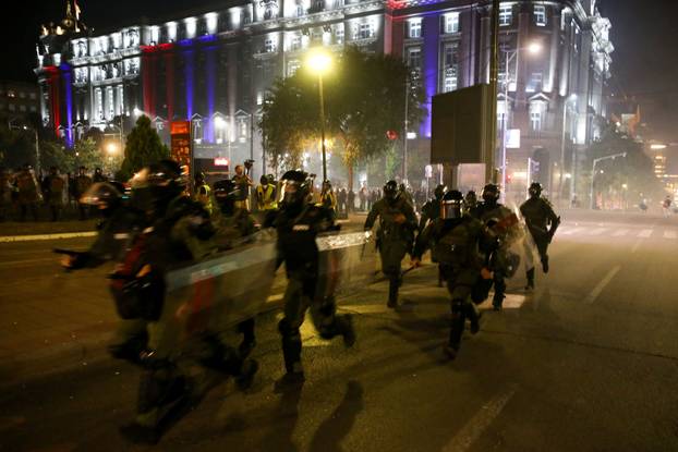 Beograd: Policija rastjerala građane koji su bili okupljeni u Ulici Kneza Miloša, nekoliko građana ozlijeđeno