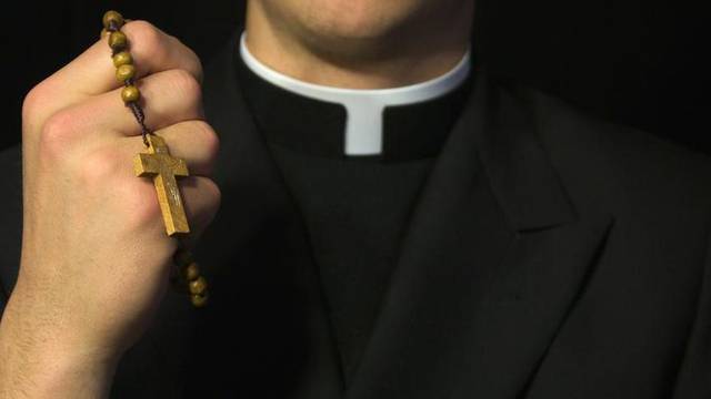 Svećenik s vjeronuka izbacio curicu s posebnim potrebama