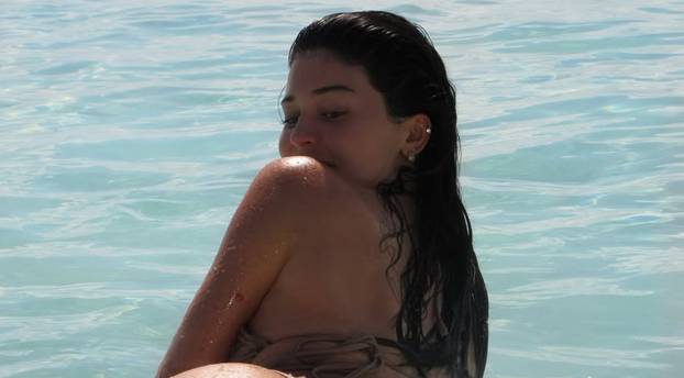 FOTO Kylie Jenner valja se u tangicama po vrućem pijesku: 'Ajme, gdje ti se sve uvukao!'