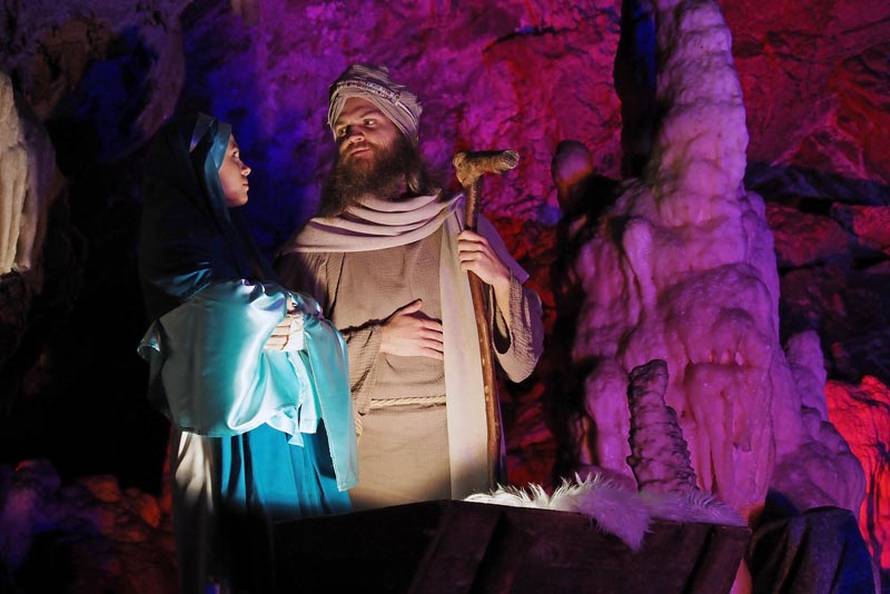 Spektakularne Žive Jaslice u Postojnskoj jami duge su 5 km i uprizoruju 18 biblijskih prikaza