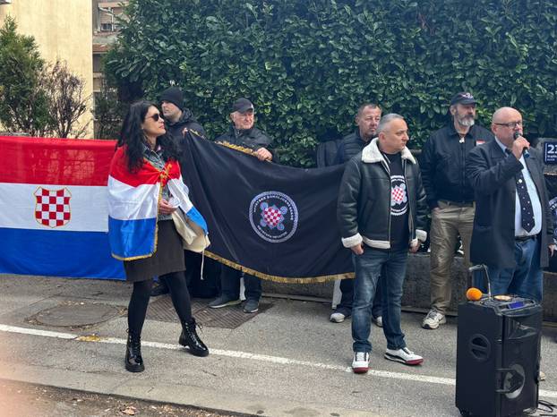 FOTO Otužan skup desničara: Keleminec pušta Thompsona, netko ih je gađao jajima