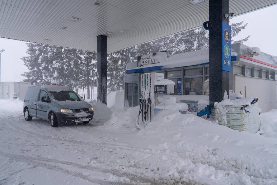 Korenica: Jako snježno nevrijeme stvorilo velike probleme u prometu