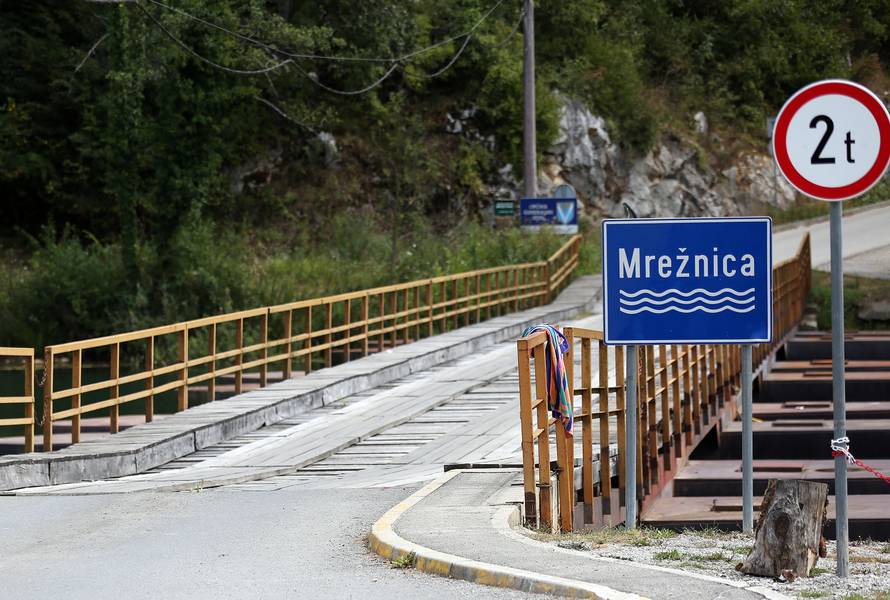 Migranti im prolaze kraj kuća: 'Strah me je, pogotovo po noći'