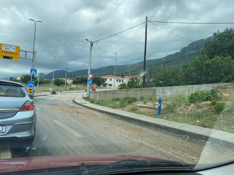 Uživo iz Kaštela: 'Bujice su na cestama, pala je ogromna količina kiše u malo vremena'