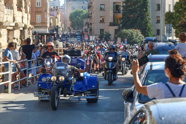 Defile motorista kroz PUlu