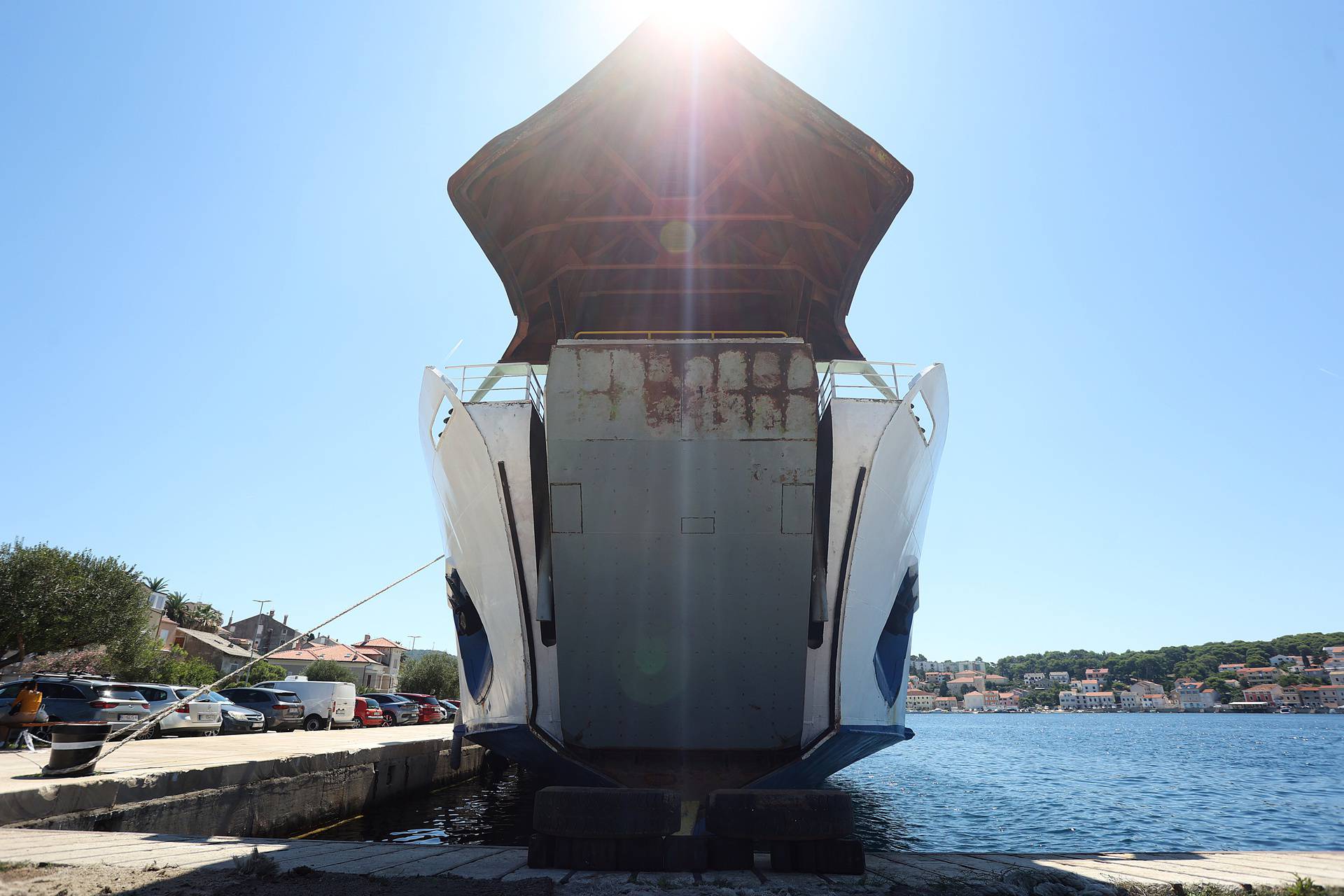 Mali Lošinj: U tijeku je očevid nakon što je troje djelatnika Jadrolinije poginulo nakon pada rampe