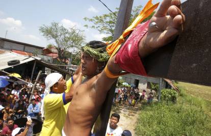 Na Filipinima su Veliki petak obilježili pribijanjem na križ