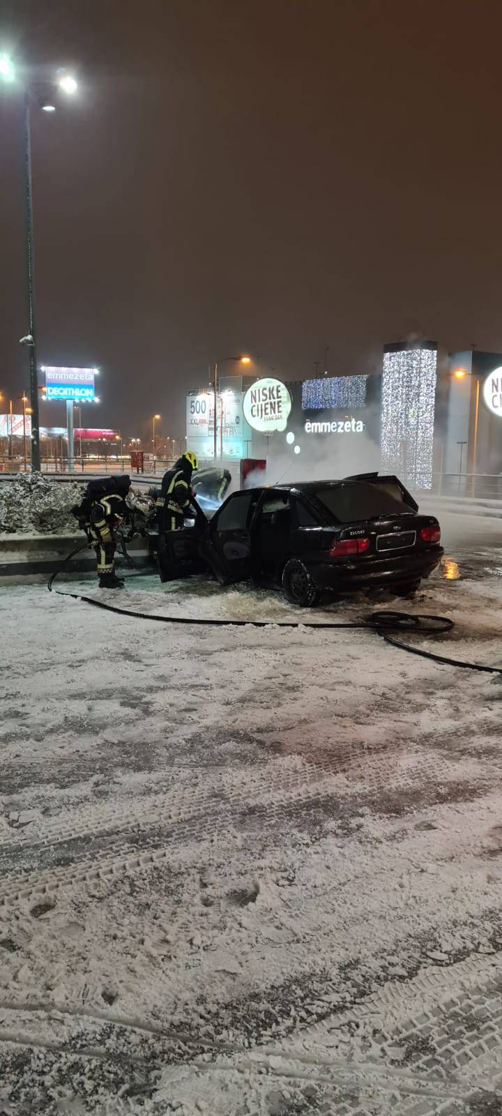 Divljali vozilom na parkingu šoping centra pa se zabili u zid: Auto se zapalio, a oni pobjegli...