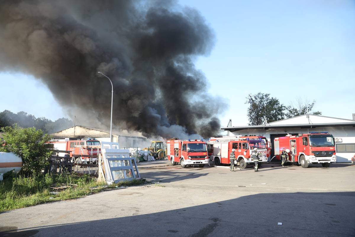 Aktivisti: Hitno ugase požar na odlagalištu otpada u Sisku