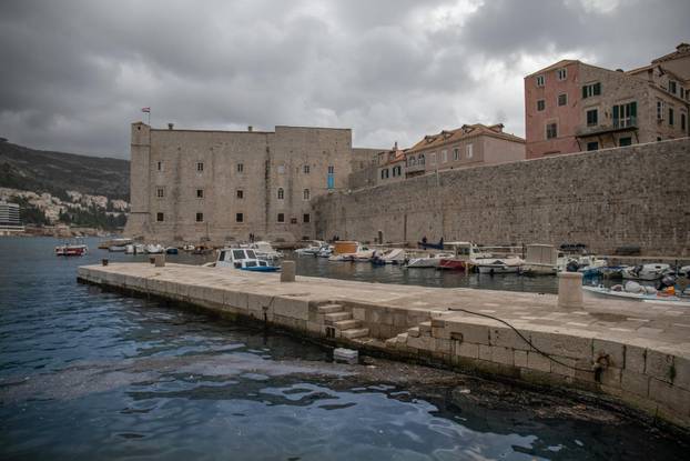 Duborvnik:  S jugom i ciklonalnim vremenom uz nanose smeća stigla je  i najezda meduza