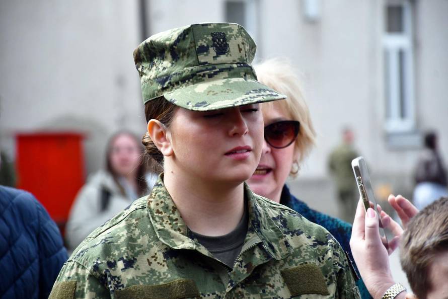 Na svečanoj prisegi ročnika u Požegi pozornost je privukla Diva Perković, kći pjevača Marka Perkovića Thompsona