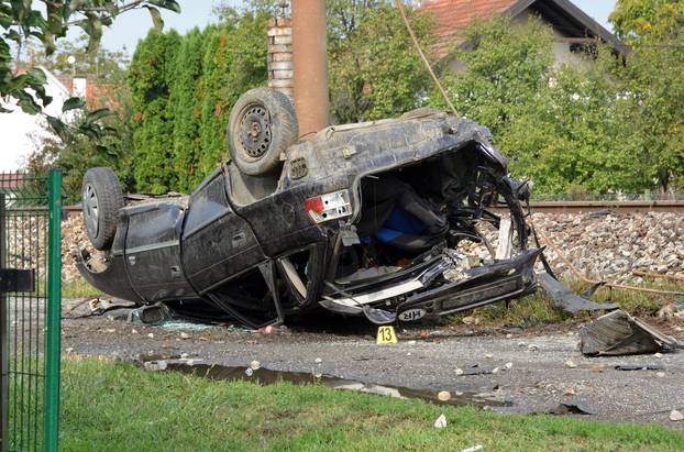 Donji Andrijevci: Jedna osoba smrtno stradala u naletu vlaka na automobil