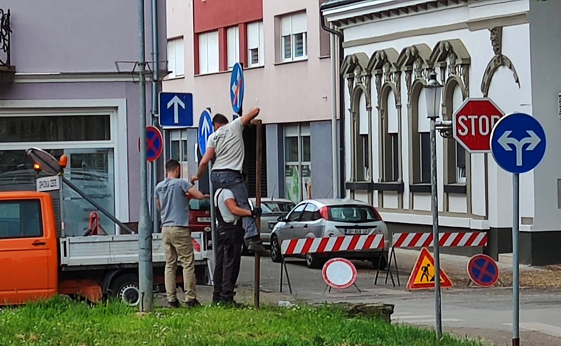 Slavonski Brod: Radnici bez ljestava snašli se tako da su se popeli jedan na drugoga