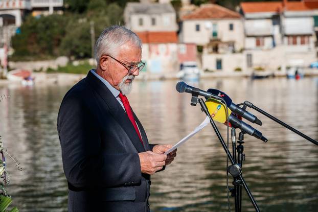 Drvenik Veli: Predsjednik Zoran Milanović položio je vjenac na spomen obilježju “Majka Domovina”
