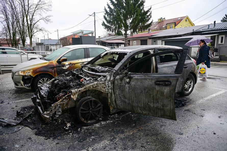 Zagreb: U ulici Jasena tijekom noći auto je u potpunosti izgorio 