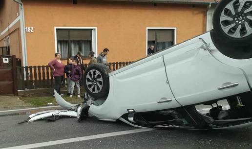 Nesreća u Podravini: Nasred ceste auto je završio na krovu