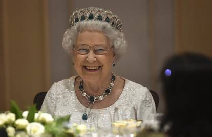 Elizabeta II. ima stroga pravila: Članovi kraljevske obitelji ne smiju koristiti mobitel za stolom