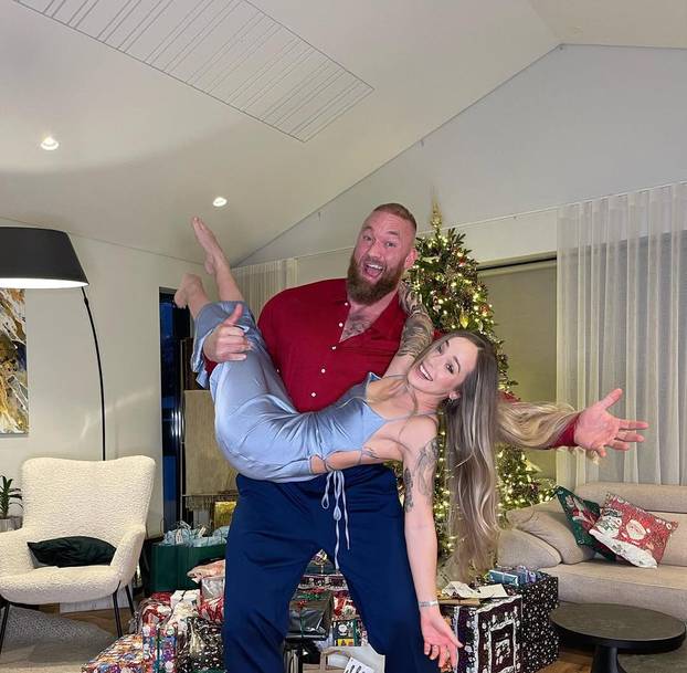 FOTO Najjači čovjek na svijetu ima 206 cm, a ljubi konobaricu od 157 cm. Tragedija ih zbližila...