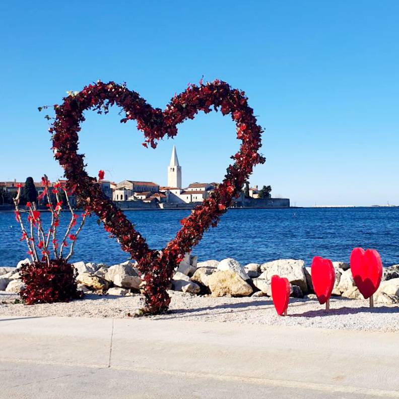 Popularno srce u Peškeri dobilo je sasvim novo ruho, zaljubljeni oduševljeni  za Valentinovo...