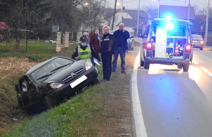 Autom izletio s ceste u jarak u Đelekovcu, vozač (60) u bolnici