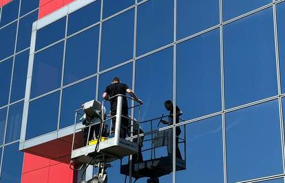 Kako smo očistili staklenu fasadu bez zatvaranja