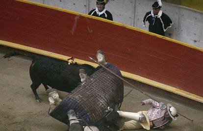 Razjareni bik srušio konja u areni umjesto matadora  