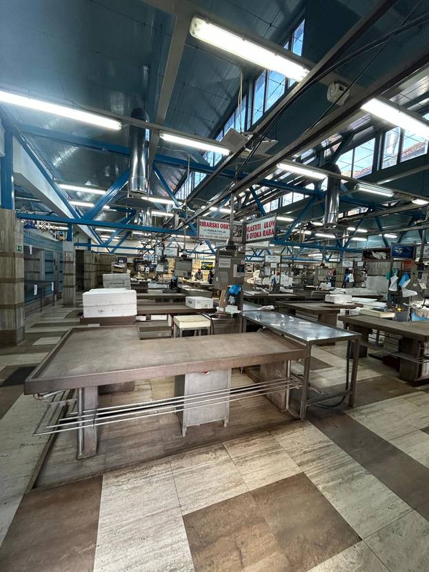 FOTO Dolac izgleda sablasno: S platoa su maknuli sve štandove