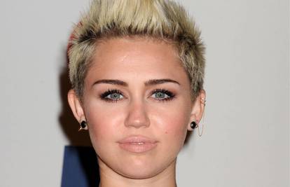 Problemi s outfitom: Miley su grudi htjele 'pobjeći' iz haljine