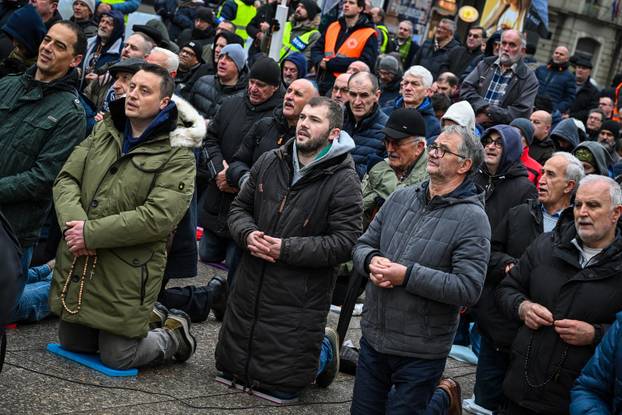 Zagreb: Molitelji i prosvjednici na Trgu bana Jelačića