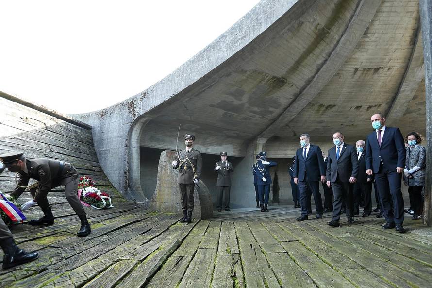 Premijer Plenković sa suradnicim položio vijence povodom 76. obljetnice Jasenovca