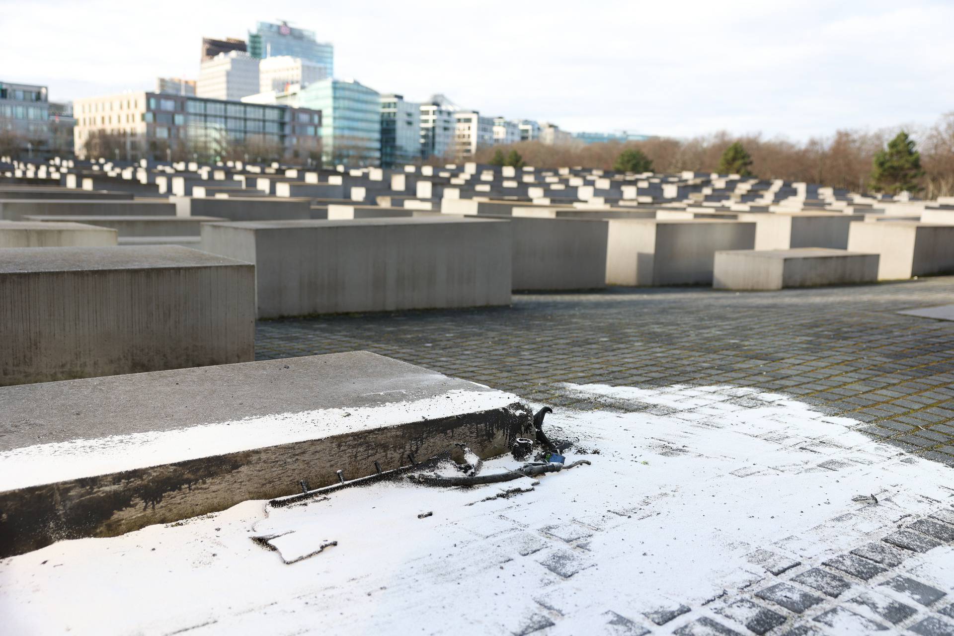 Berlin: Automobil se zabio u spomenik Holokaustu i oštetio ga