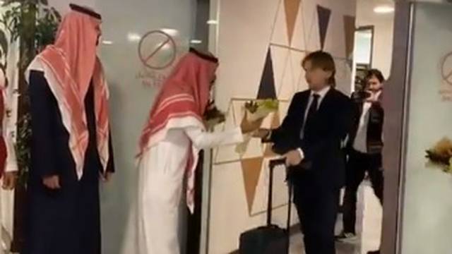 VIDEO Tambura i zlatni pehari! Pogledajte kako su Saudijci u Rijadu dočekali Luku Modrića