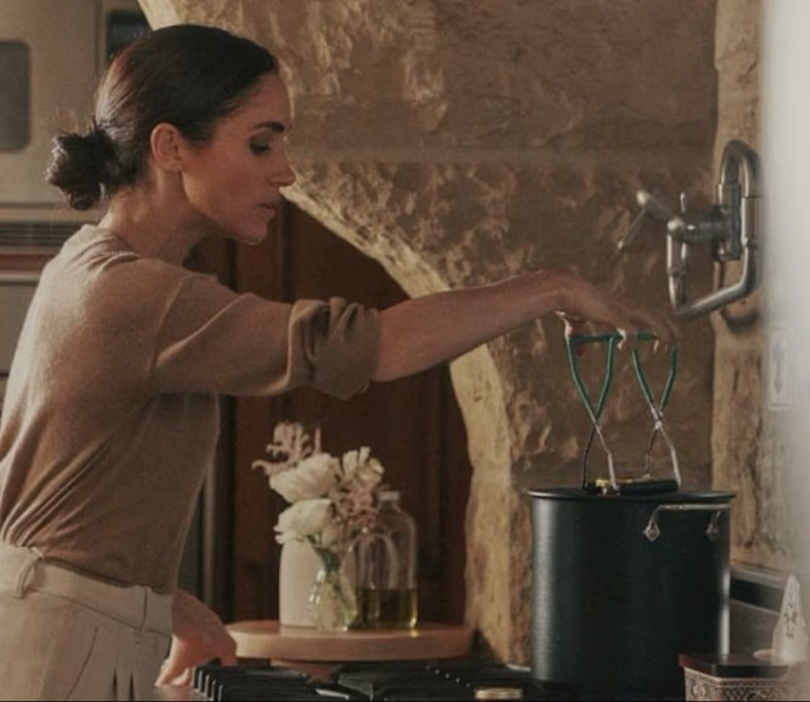 Osoblje: Meghan Markle nas ponižava skupim džemovima...