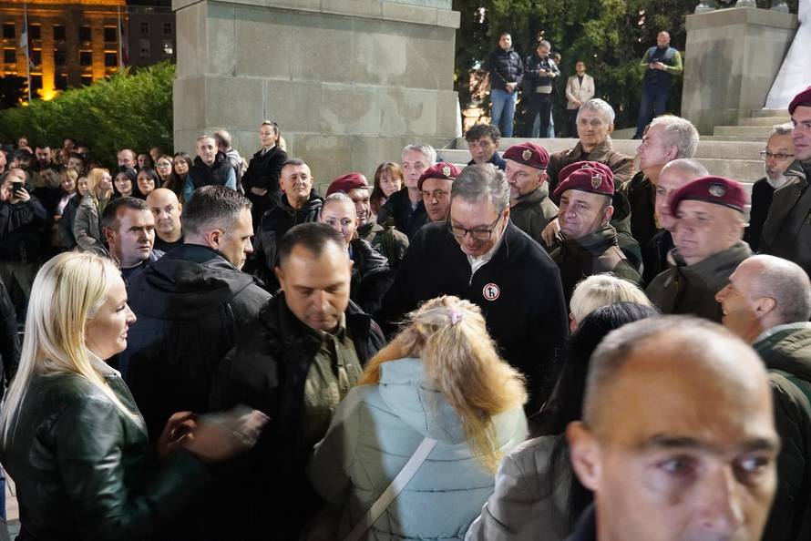 Beograd: Vučić došao ispred Narodne skupštine i pružio podršku "junaku iz Ćacilenda"