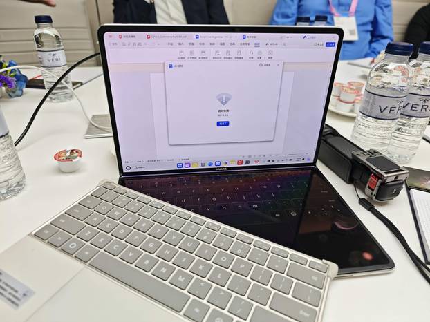 FOTO Robo-telefoni, futuristički gadgeti i mobiteli za ljubimce. Ovo su najluđi uređaji s MWC-a
