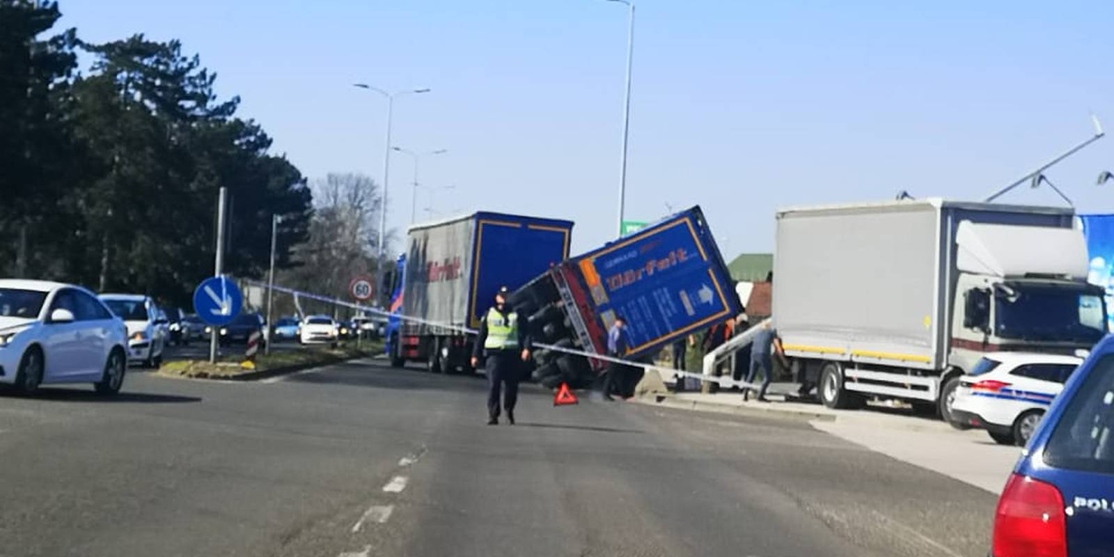 Prevrnula se prikolica kamiona u Buzinu, stvara se velika gužva