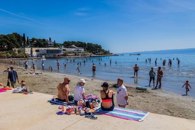 Split: Proljetni ugođaj na plaži Bačvice