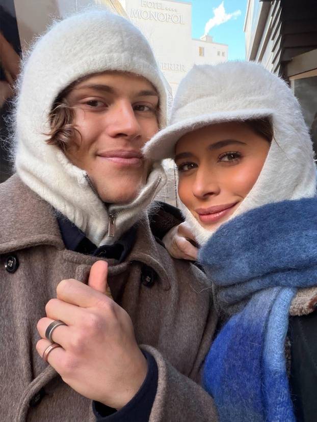 FOTO 'Alpski modni mačak' voli nositi bunde, suknje i lakirati nokte. Sad dominira skijanjem