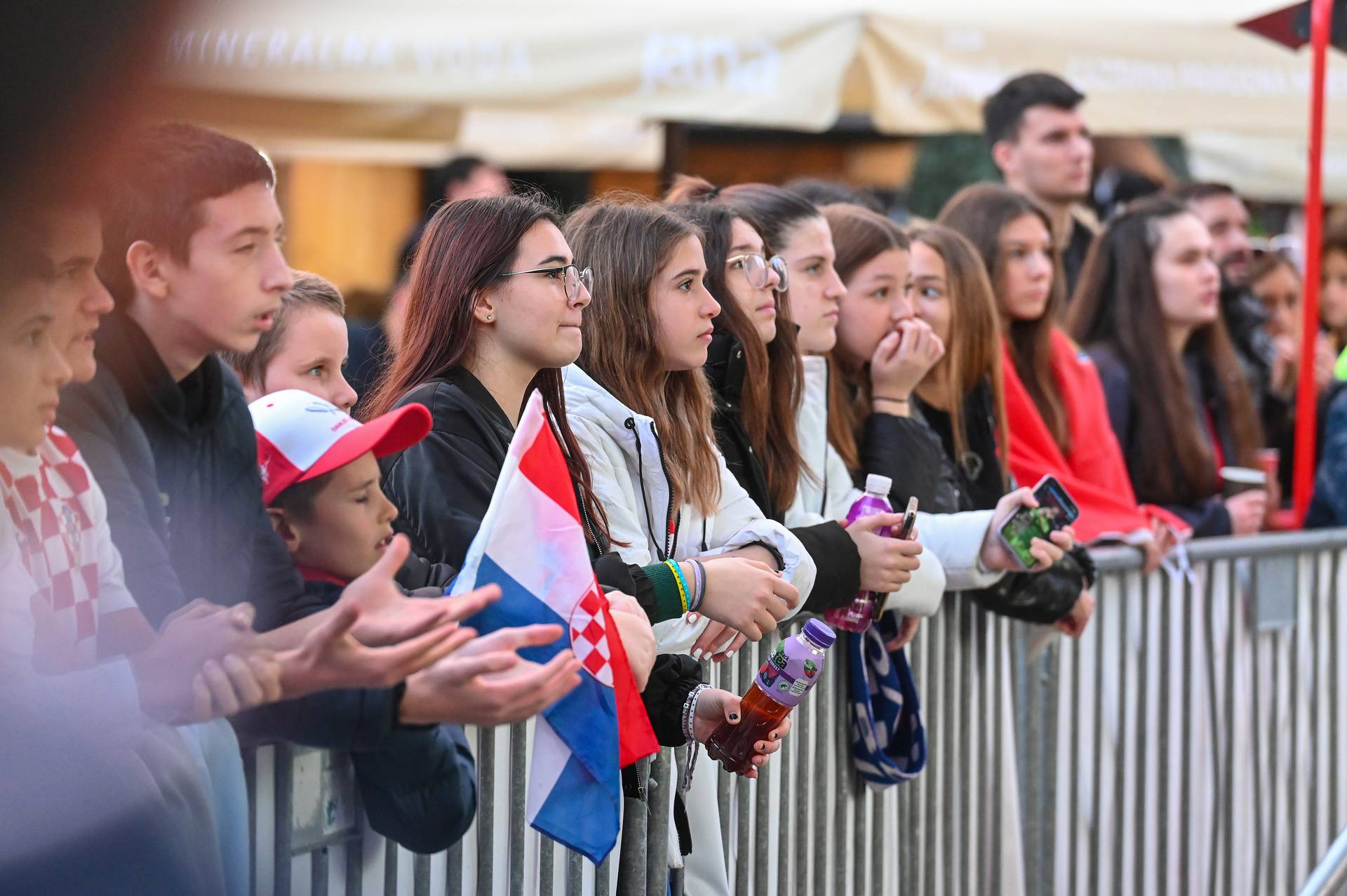 Navijači prate utakmicu između Hrvatske i Maroka na Zadarskom Forumu