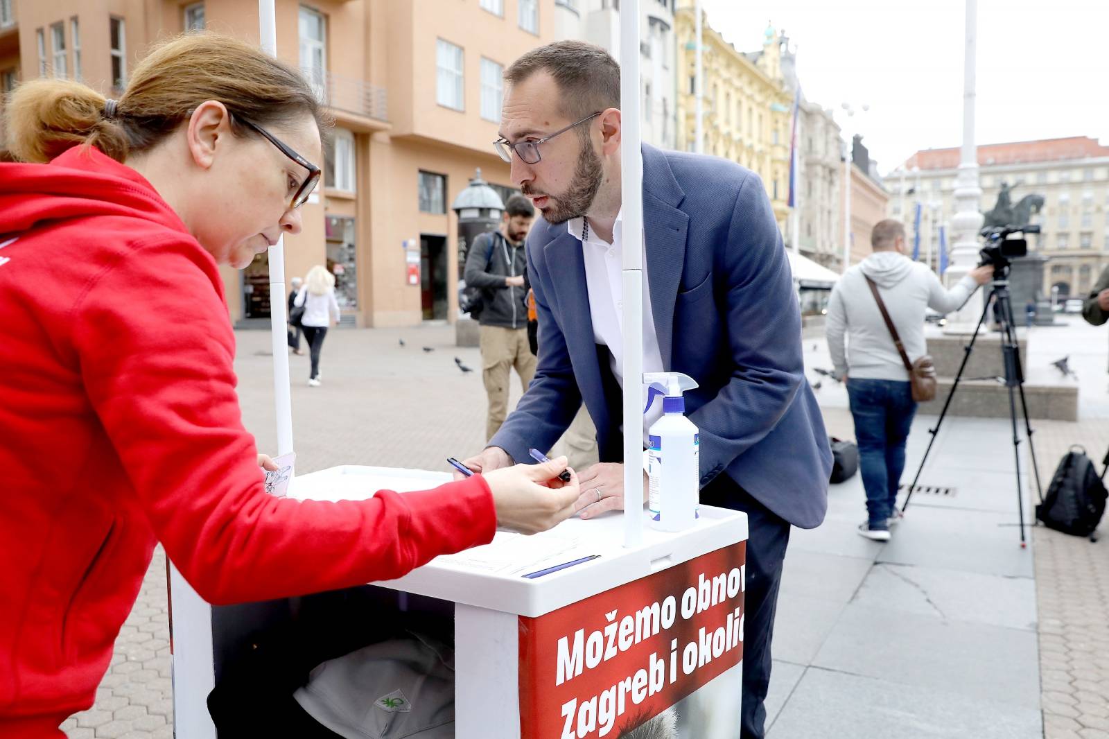 Zagreb: Na glavnom Trgu koalicija Možemo obratila se medijima i prikupljala potpise