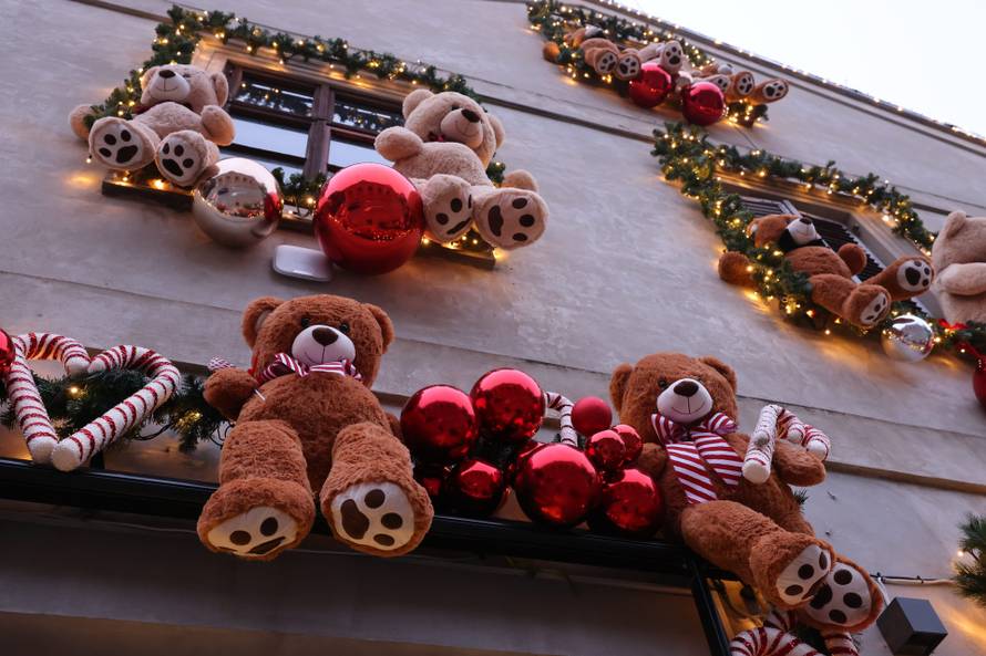 Poznata Hrvatica ukrasila 'pola ulice' plišanim medvjedićima