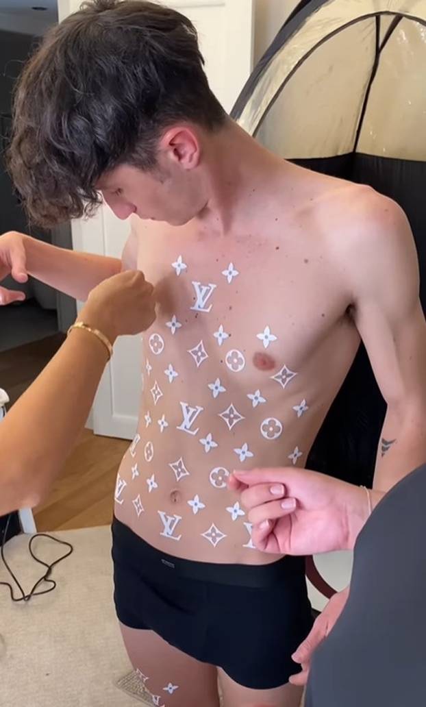 FOTO Mladić koji želi izgledati kao skupa torbica: 'Vidio sam puno glupih stvari, ali ovo je...'