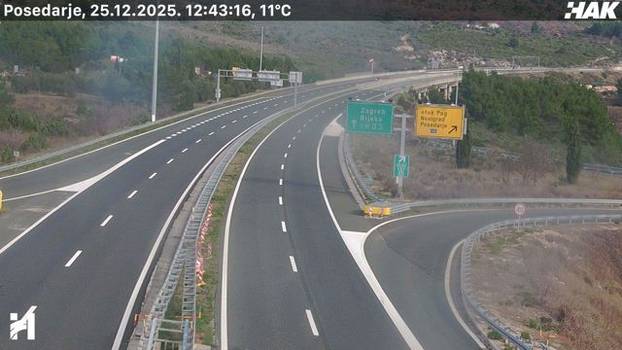 FOTO Pogledajte kakvo je stanje na cestama u Hrvatskoj: Snijeg u Lici, sunce 'provirilo' na jugu