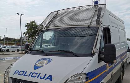 Optužili policajca u Puli: Šakom udarao djevojku u glavu i to nije stavio u službeni izvještaj