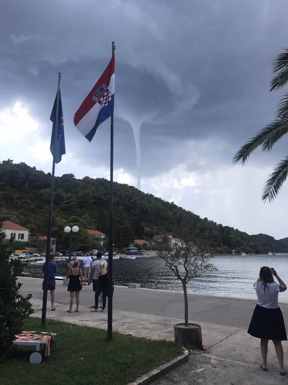 Turisti u panici: Jaka pijavica krenula s mora prema Orebiću