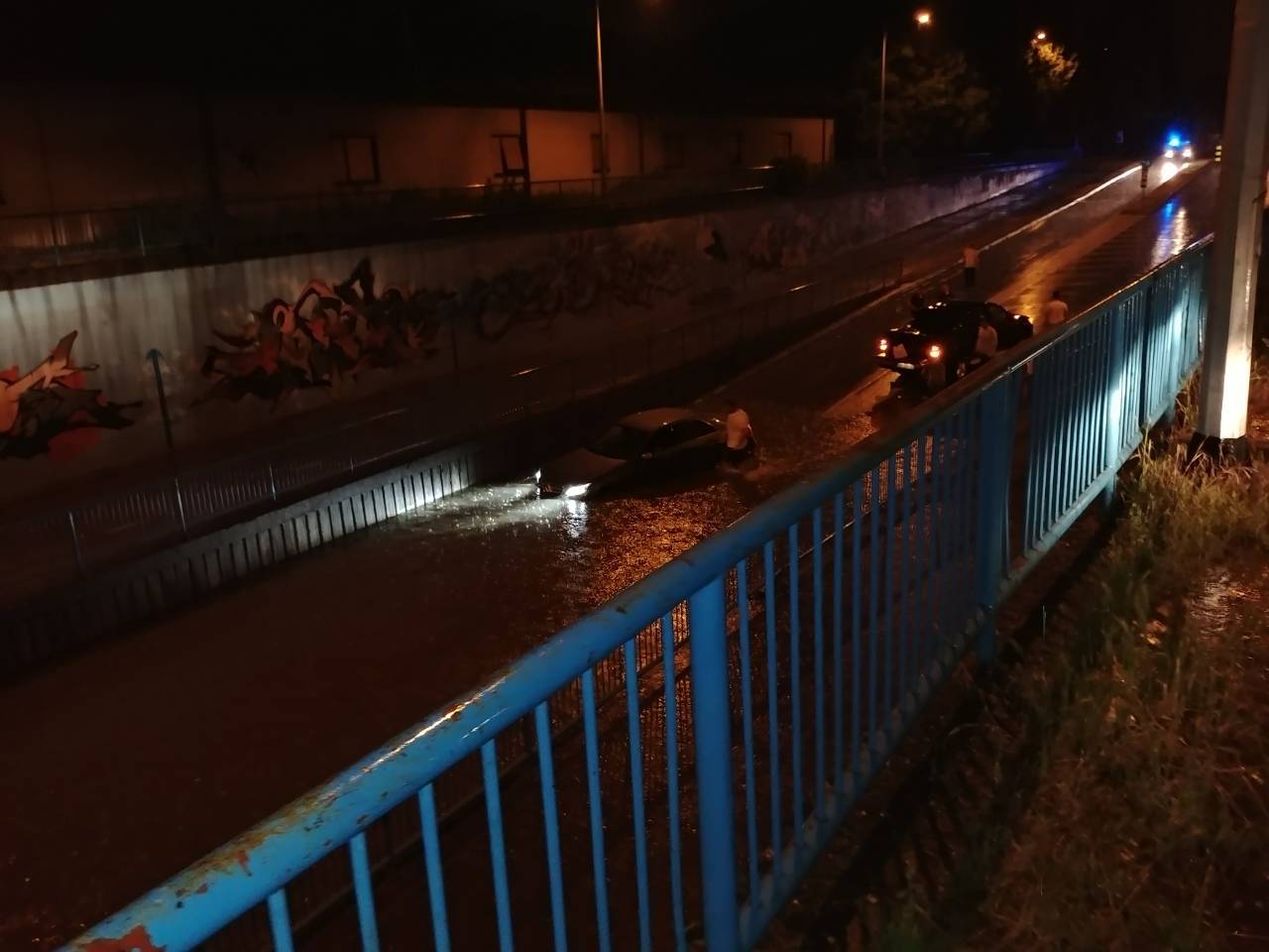 Olujno nevrijeme u Slavonskom Brodu: Zapeli u podvožnjaku