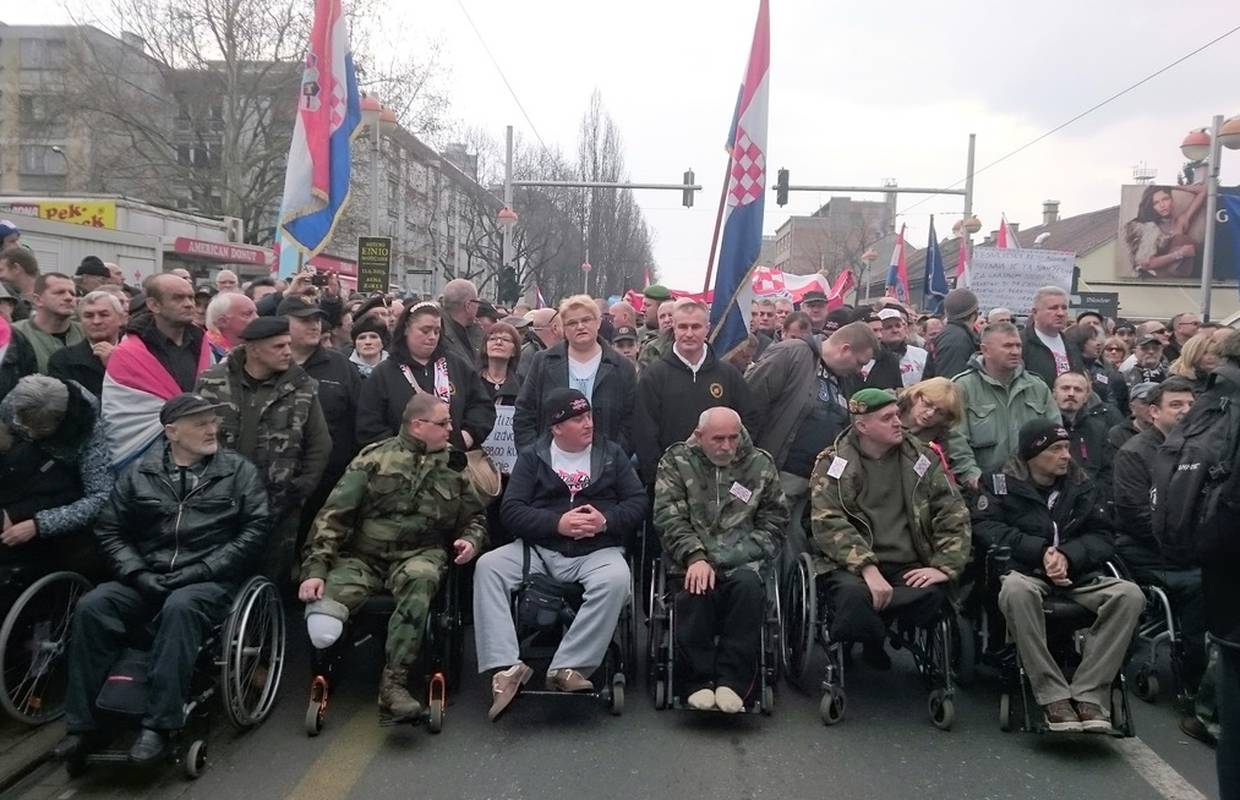 Gdje su šatori i stožeri kad se udara na ministra i generala?