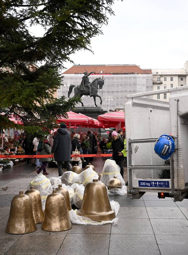 Zagreb: Ukrašavanje glavnog bora u gradu
