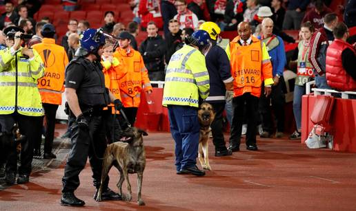 Huligani su se tukli i urinirali na stadionu, Arsenal okrenuo